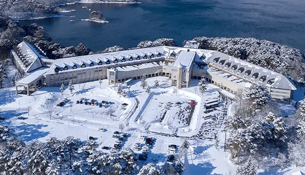 雪化粧をした磐梯山とホテル