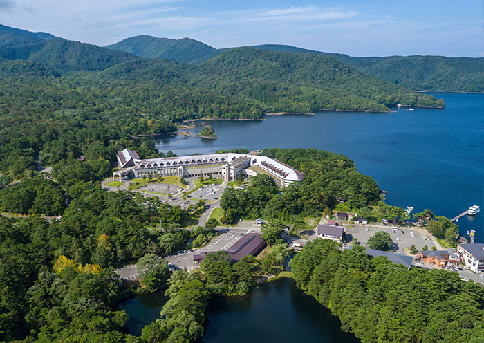 外観／空撮。磐梯山を望む湖畔の高原リゾート。