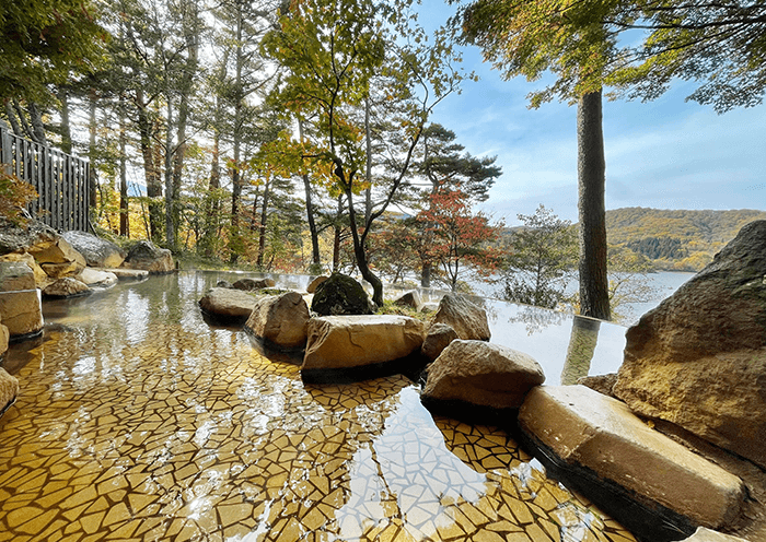 四季折々の景色が楽しめる絶景露天温泉。紅葉。