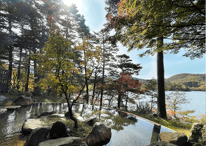 四季折々の景色が楽しめる絶景露天温泉。紅葉。