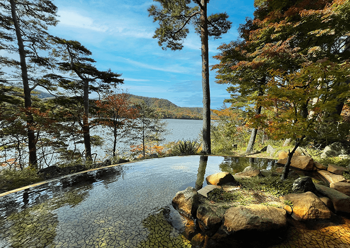 四季折々の景色が楽しめる絶景露天温泉。紅葉。