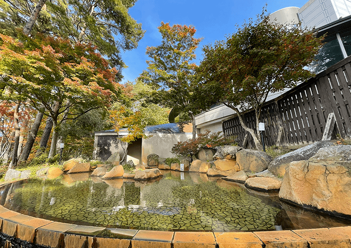 四季折々の景色が楽しめる絶景露天温泉。紅葉。