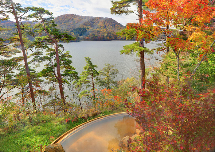 四季折々の景色が楽しめる絶景露天温泉。紅葉。