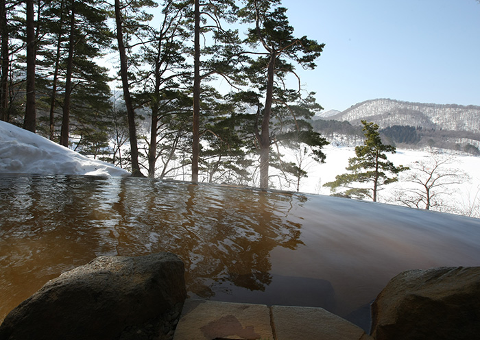 四季折々の景色が楽しめる絶景露天温泉。雪景色。