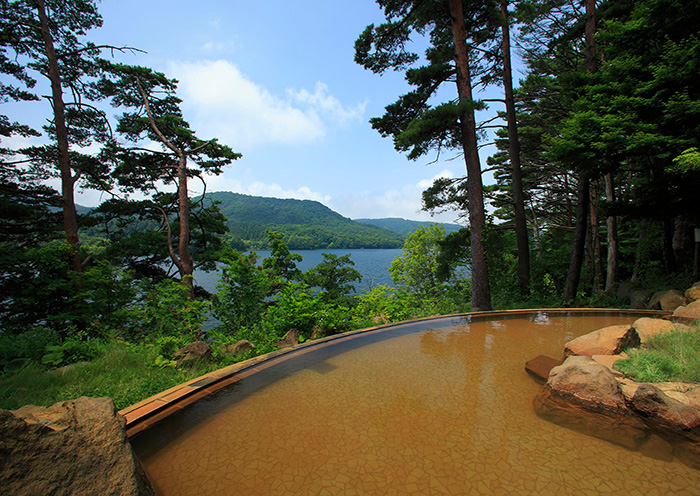 桧原湖を眼下に望む絶景露天温泉（男湯）。湯船から桧原湖を見渡せます。