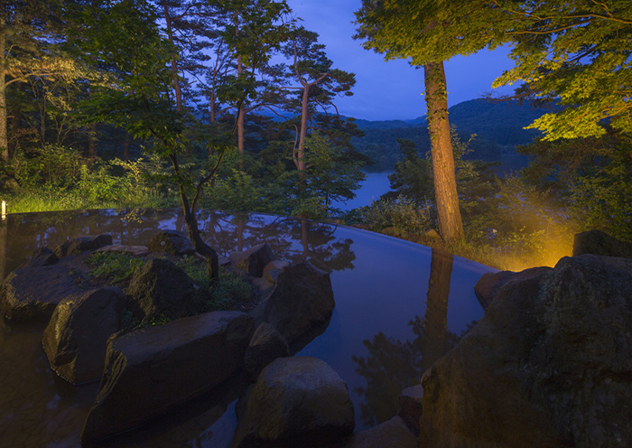 源泉かけ流しの絶景露天温泉（男湯）。四季折々の自然を楽しめます。